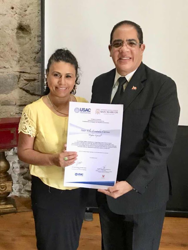 Universidad San Carlos reconoce como Profesor Especial a embajador Dominicano en Guatemala