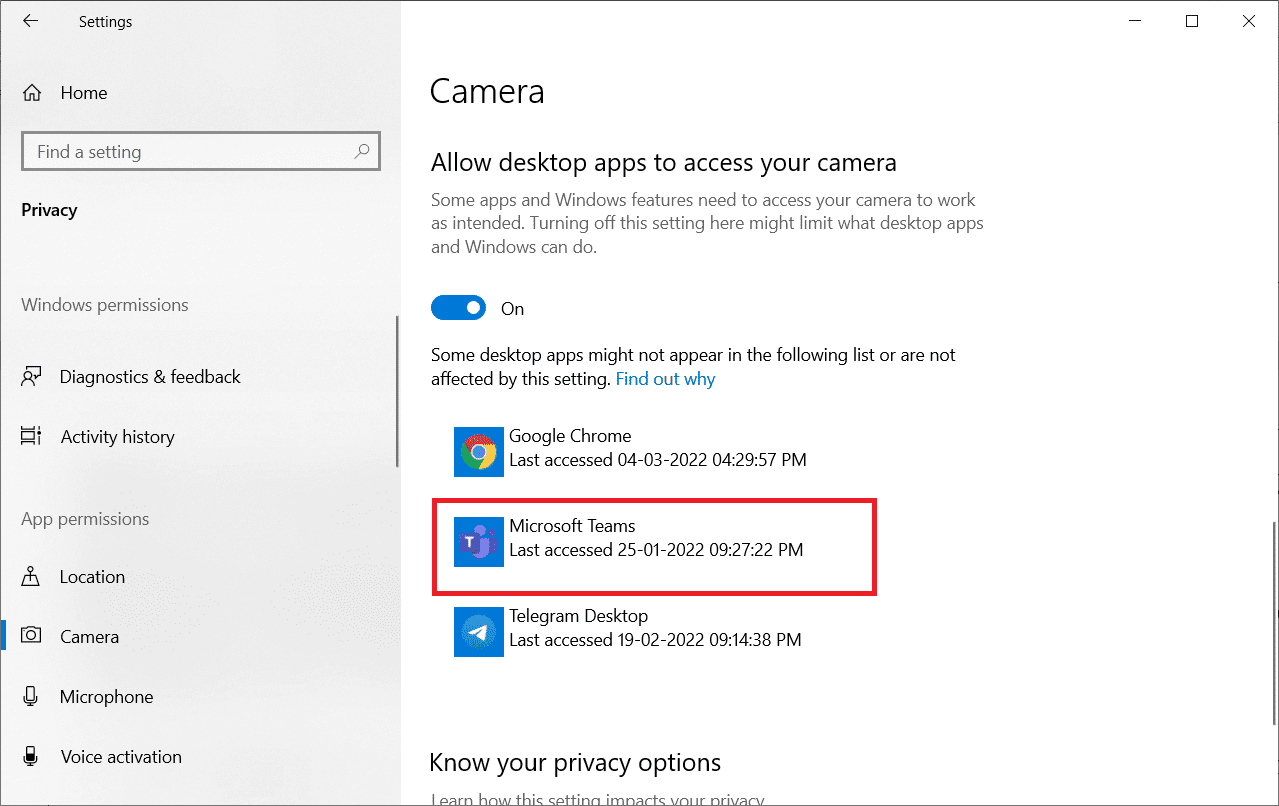 прокрутите вниз правый экран и убедитесь, что приложение Microsoft Teams указано в разделе «Разрешить настольным приложениям доступ к вашей камере».