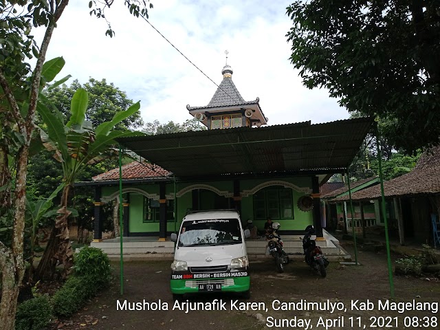 Kegiatan bersih Mushola Arjunafik, Karen, surojoyo, Candimulyo