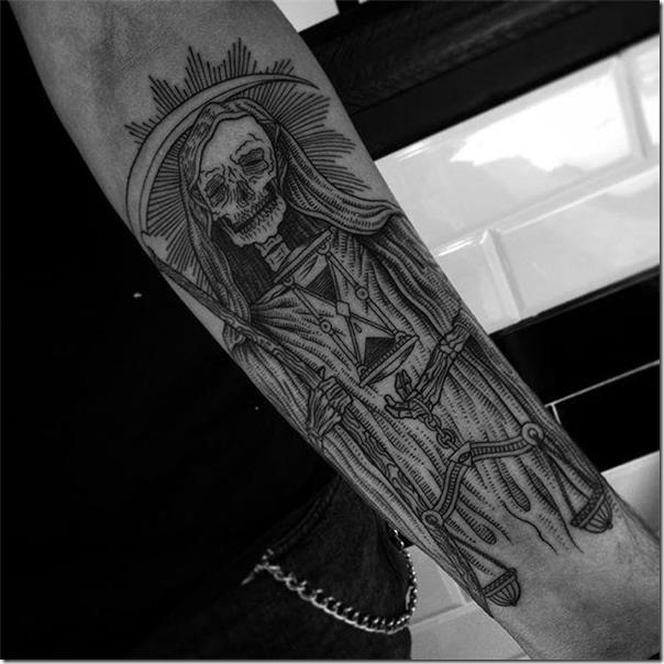 tatuaje-de-calavera-en-blanco-y-negro-en-el-brazo