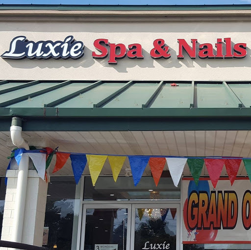 Luxie Spa and Nails logo