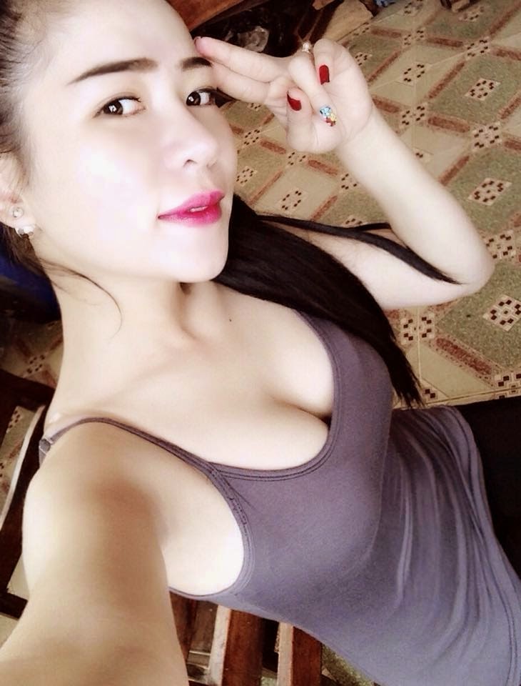 Hot girl xinh đẹp show hàng rửa mắt cho anh em