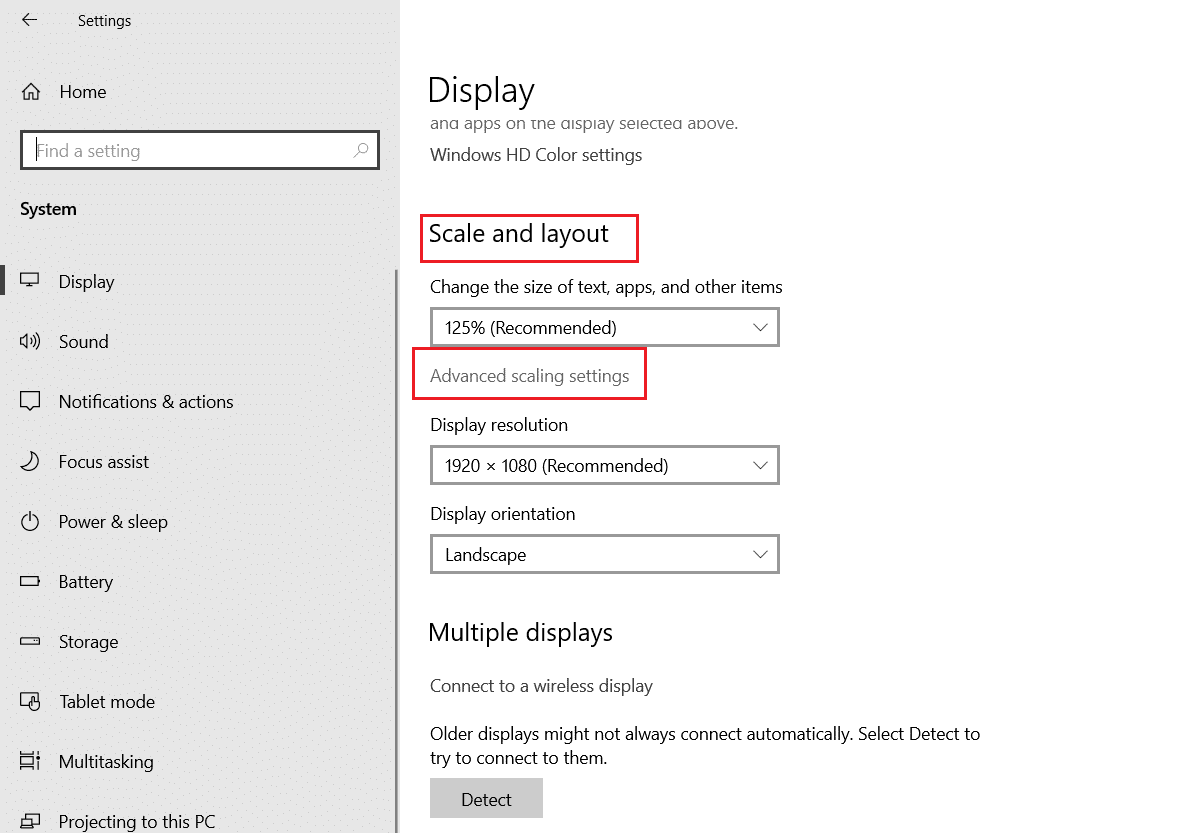 fare clic su Impostazioni di ridimensionamento avanzate nella sezione scala e layout.  Come configurare 3 monitor su un laptop