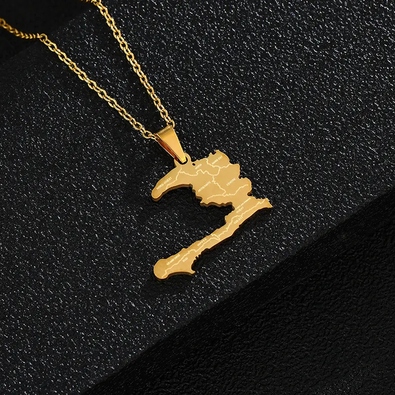 Modieuze gepersonaliseerde kaart hanger ketting. Draag je favoriete plek dichtbij je hart met deze unieke ketting.