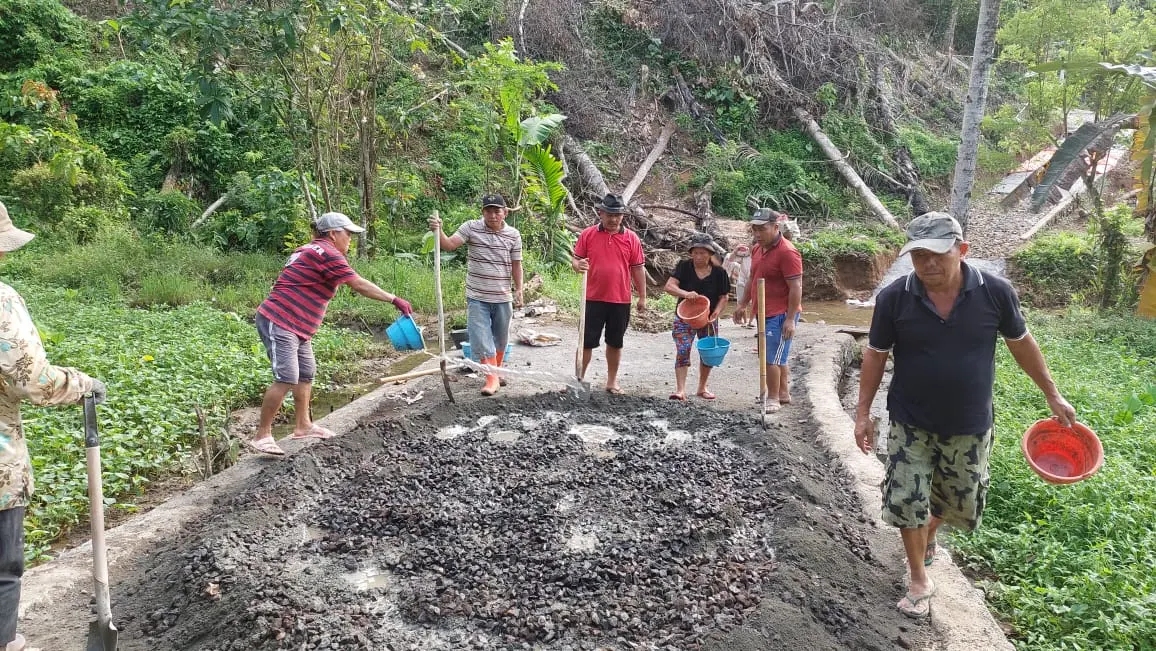 Rabat Beton Jalan pekuburan Desa Moreah. (Foto Billy Lumintang/indimanado.com)