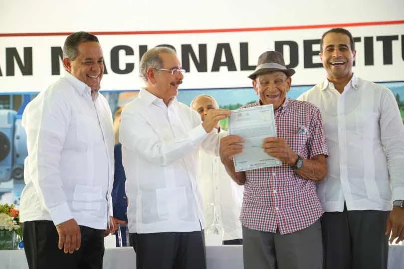 Gobierno de Danilo Medina pone fin a décadas de espera. Entrega 839 títulos definitivos de propiedad a parceleros de Palmar de Ocoa