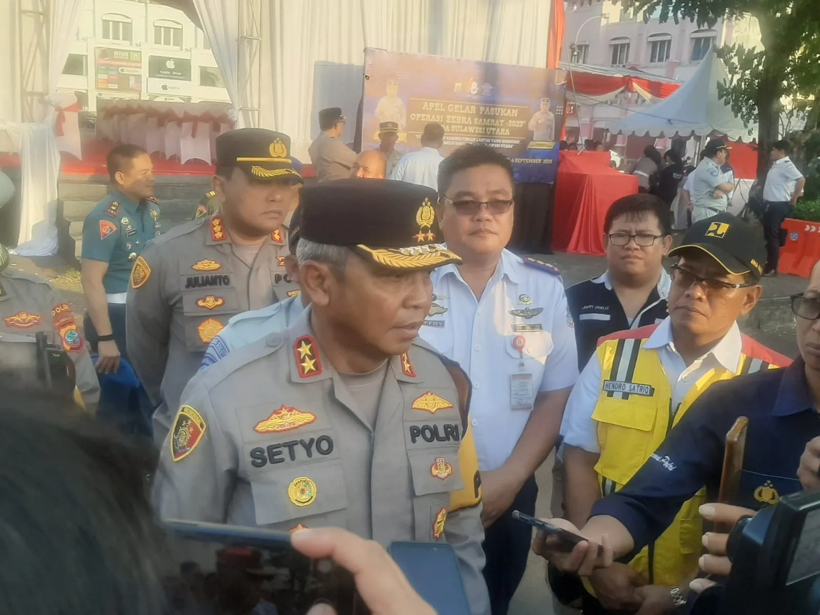 Kapolda Sulut Irjen Pol Setyo Budiyanto saat diwawancara awak media usai Apel Gelar Pasukan Operasi Zebra Samrat 2023 Senin 4 September dikawasan Megamas Manado. (Foto: Indimanado.com/Dwi)