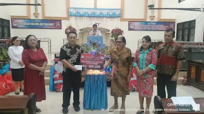 Pemdes Kumelembuai Salurakan BLT di Momen Perayaan Ibadah Syukur Sambut Natal