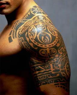 Tato keren desain tribal di lengan kiri Contoh foto 