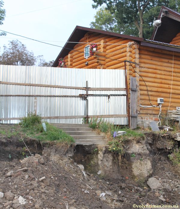 Знищенні сходи в сквері біля 4 школи