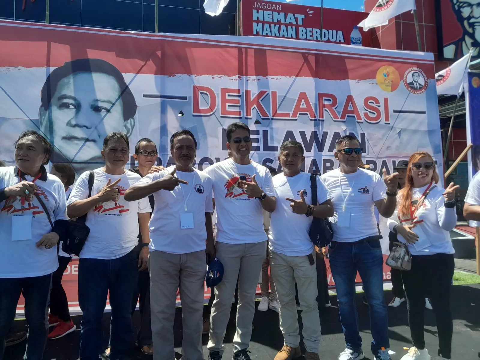 Ketua Relawan Prabowo Sahabat Rakyat (PSR) Vipy Amoranto (tengah). (Foto istimewa)