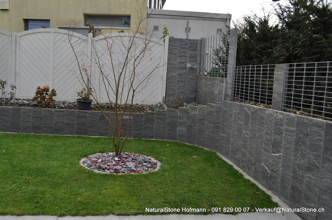 Palisaden Stelen als Mauer aus Calanca Gneis aus dem Tessin