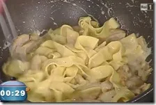 Pappardelle con porcini, gamberi e rosmarino