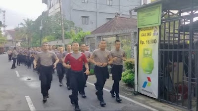 Personil Ditsamapta Polda Kalbar Rutin Melaksanakan Olahraga Lari Pagi