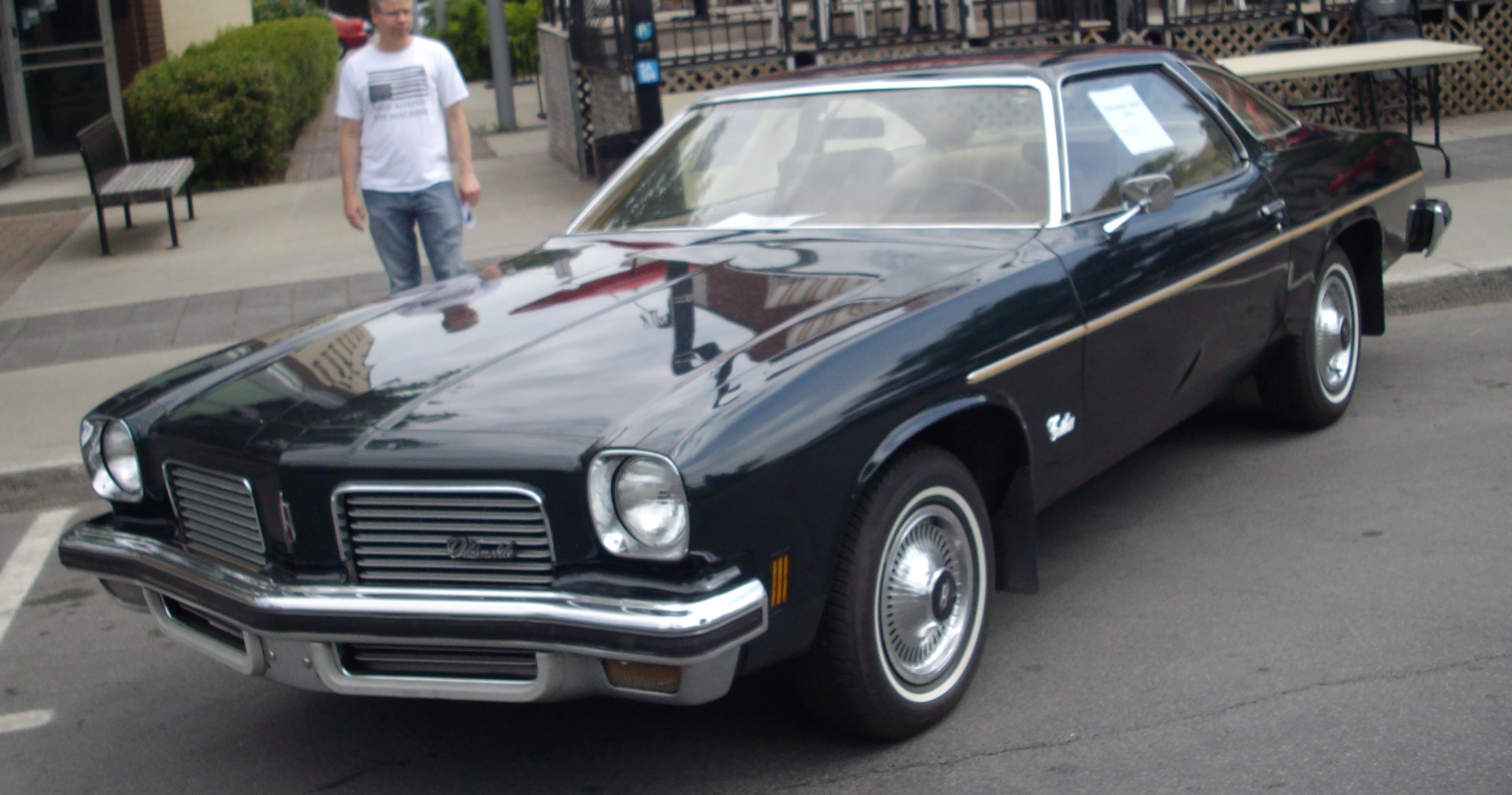 파일:external/upload.wikimedia.org/%2774_Oldsmobile_Cutlass_Coupe_%28Destination_D%C3%A9carie_2012%29.jpg