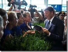 Matteo Renzi fa l'idiota con le hostess