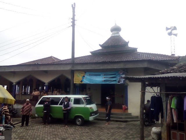 Tim BBM hadir di Masjid Nurul Huda Pondok Pesantren Tahfidzul Qur'an Lukman Al-Hakim Prampelan, Adipuro, Kaliangkrik, Kabupaten Magelang