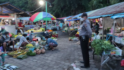 Cegah penyebaran Covid –19, Anggota Polsek Padangbai Sasar warga dipasar, lakukan pendisiplinan dan berikan imbauan Prokes.