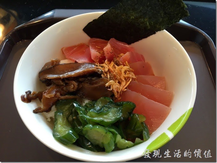 台南南港-飯樂丼。這就是工作熊這次點的【東港三寶丼】，吃起來真感覺還好而已，小小失望，難怪菜單上沒有印上「人氣」的字樣，裡頭有旗魚生魚片四片，鮪魚生魚片四片，都是小小片；還有一撮櫻花蝦、味噌黃瓜小菜，以及滷過的香菇絲，怎麼感覺有點像在吃米糕啊。