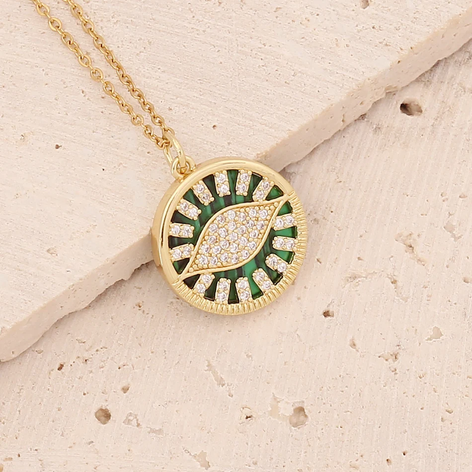Collier en zircon Micro Set de bronze avec pendentif en or et oeil. Élégance discrète et éclat captivant pour toutes les occasions.