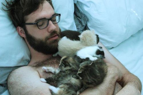 guys pets 23 Afternoon eye candy: Guys with animals! (25 photos)