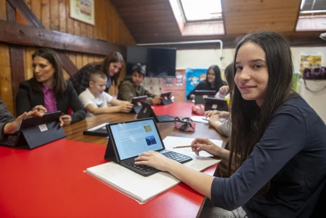 UNICEF u Srbiji u saradnji sa Jetelom radi na jačanju digitalne pismenosti