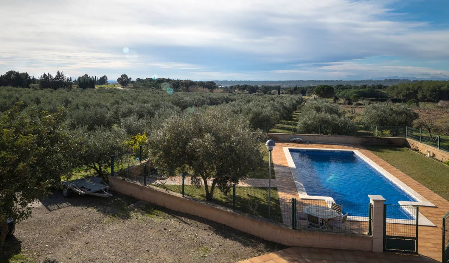 Corps de ferme avec jardin et piscine Garriguella