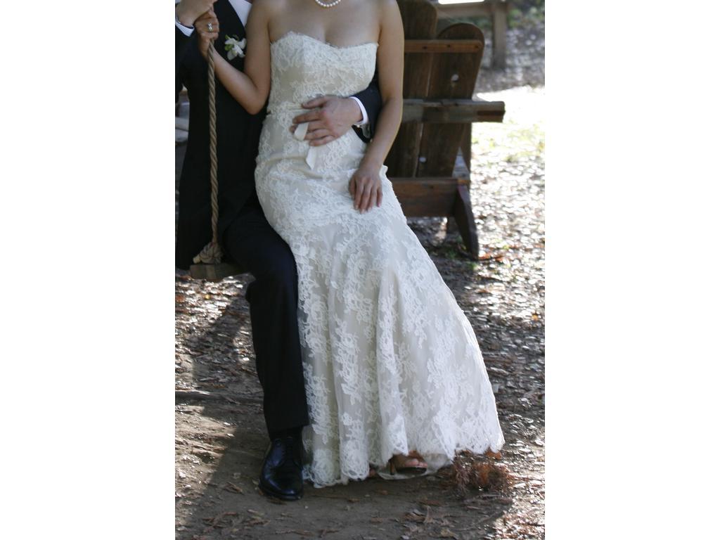 monique lhuillier lace wedding