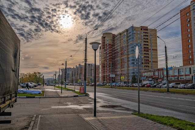 Пешеходная дорожка вдоль автомобильной дороги