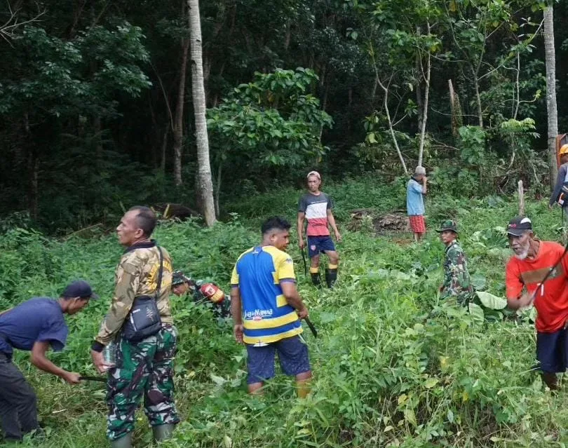 Sasaran fisik perintisan dan pelebaran jalan sepanjang 800 meter dengan lebar 4 meter, rehab 1 rumah tidak layak huni (RTLH) dan 2 renovasi rumah ibadah berupa Masjid, Gereja, memasuki hari ke 7 Pra TMMD diharapan pada saat penutupan nantinya pengerjaan bisa selesai 100 persen. (Foto istimewa)