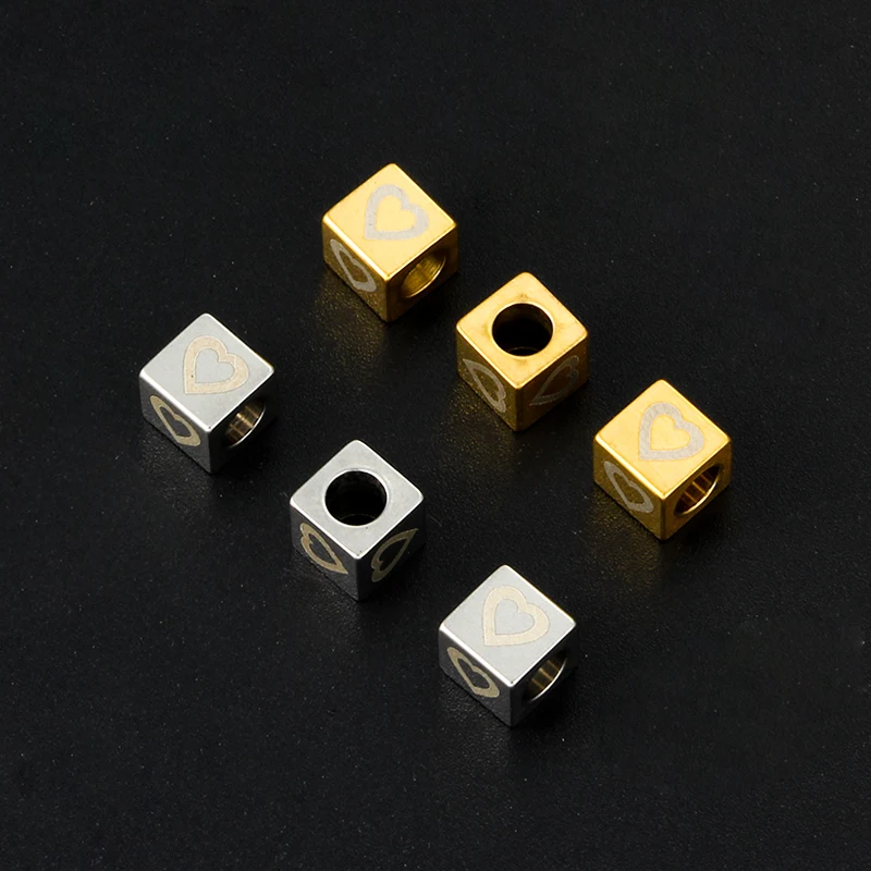Conta de aço titânio com furo passante em formato de coração e quadrado, ideal para joias DIY, crie pulseiras e colares únicos.