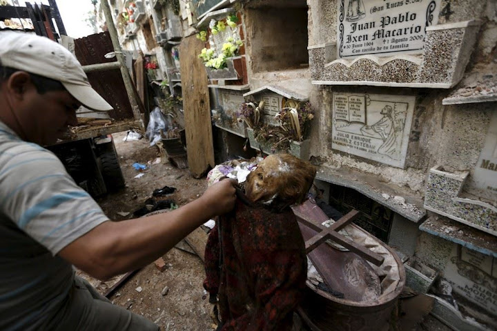 Na Guatemala, mortos são despejados de suas covas