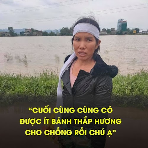 CHÚT ĐỒ CÚNG CŨNG TRỞ THÀNH KHÓ KHĂN DO MƯA LŨ “Cuối cùng cũng có ít bánh thắp hương cho chồng rồi chú ạ!” Câu nói ấy chị thốt lên trong sự nghẹn ngào đến khó tả. Bà con vùng lũ thương lắm. Nay nước vơi bớt, đoàn từ thiện mang theo ít bánh, xôi… vào cho người dân. Gặp chị gái ấy mà không kiềm được nước mắt. Chị bảo: "Cuối cùng cũng có được ít bánh thắp hương cho chồng rồi chú ạ. Tui có 2 gói cơm rồi, xôi chú mang đến cho những người chưa có". Rồi chị liêu xiêu đi trong gió, về cho kịp mẹ già và con thơ còn đợi! Chỉ mong lũ mau rút để chị không phải khó khăn như thế nữa! Thương lắm miền Trung ơi! Cre: Vũ Hoàng