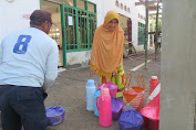 Ikut Berpartisipasi, Kaum Hawa Rutinitas Antarkan Makanan dan Minuman Anggota Satgas TMMD