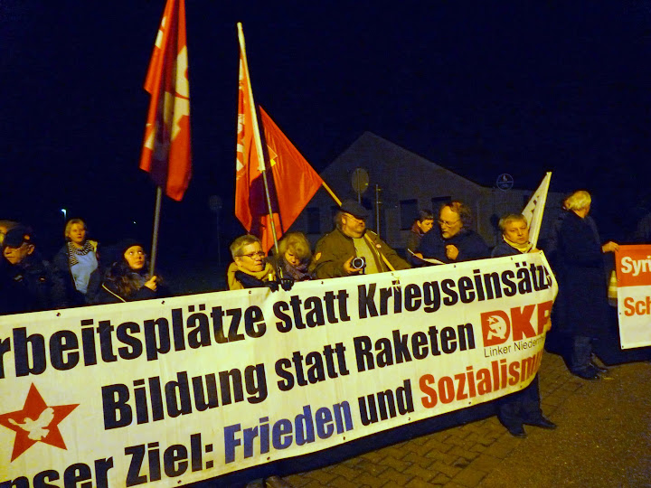 Protest vor dem NATO-Fliegerhorst «Arbeitsplätze statt Kriegseinsätze. Bildung statt Raketen. Unser Ziel: Frieden und Sozialismus.».