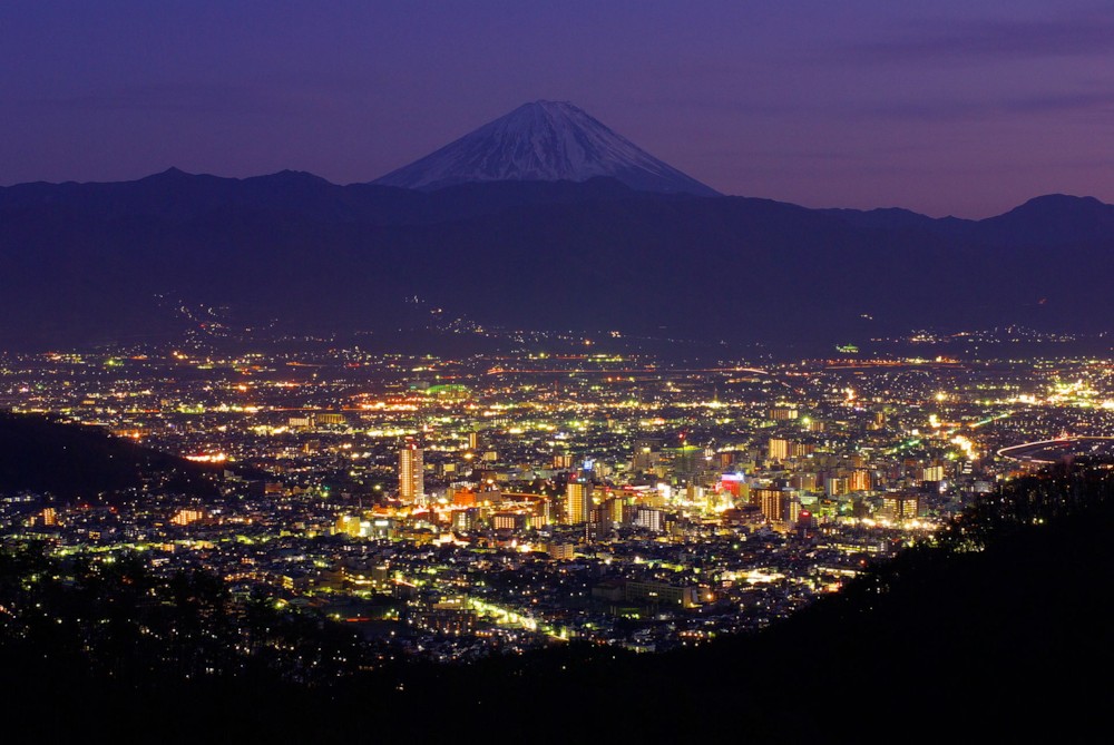 파일:external/upload.wikimedia.org/1920px-The_night_view_of_Kofu_City.jpg