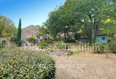 Propriété avec piscine et jardin 10