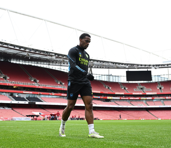 Jurrien Timber Spotted Back on the Grass at Emirates Stadium After ACL Recovery (Photos)