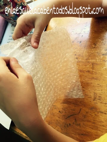 Por qué nos encanta estallar los plásticos de burbujas?