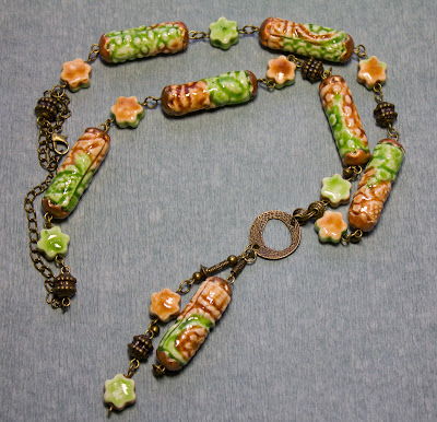 Изделия - бусы с имитацией керамики и другое