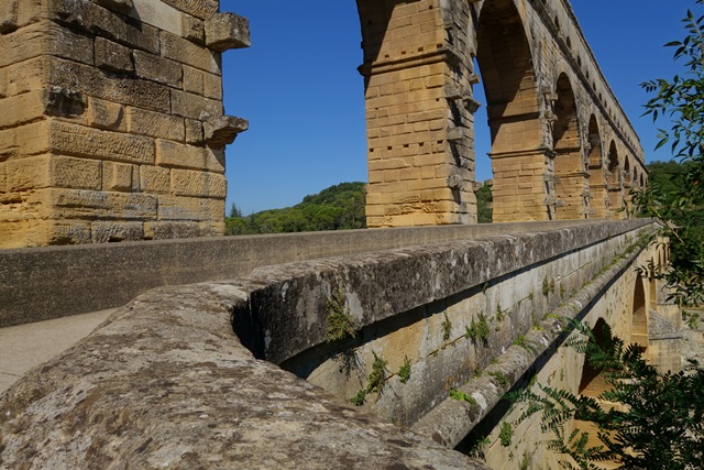 12. Remoulins. Puente del Gard (Pont-du-Gard). Aviñón (Avignon). - De viaje por Francia: diarios, viajes y excursiones en coche. (6)