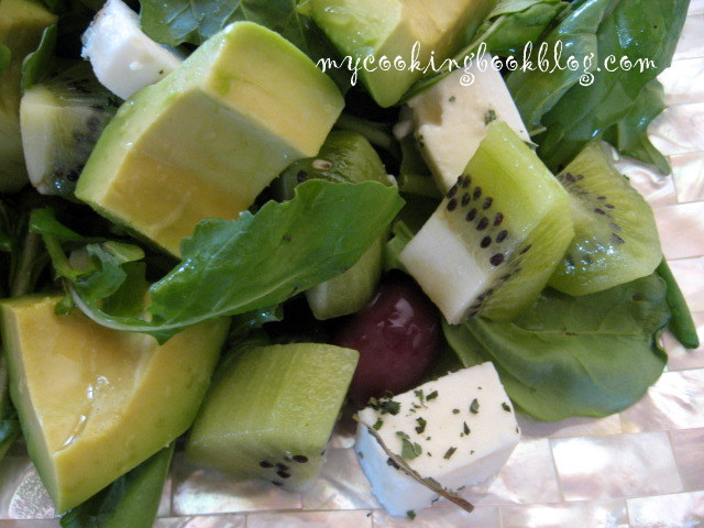 Салата с рукола, киви, зелени маслини, сирене и авокадо