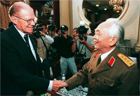 파일:external/www.petrotimes.vn/mcnamara-giap220120819222606.jpg