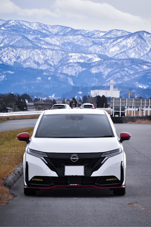 ノート オーラのAURA NISMO・GRヤリス・ドライブ・カメ活・今年もよろしくお願いしますに関するカスタム事例の投稿画像1枚目