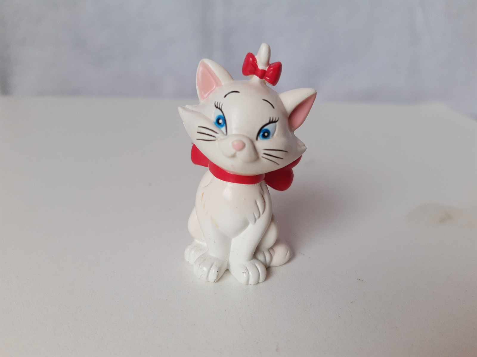 Miniatura de vinil gata Marie Disney. 6 cm de altura. tem um