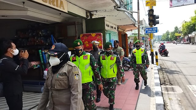 Anggota Kodim 0808/Blitar Bersama Dinas Terkait, Laksanakan Patroli Gabungan Tegakkan Protokol Kesehatan