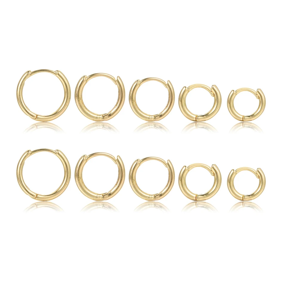 Jednostavne zlatne minđuše sa personalizovanim metalnim elementom. Modni dodatak za žene, savršen za elegantan izgled i svaku priliku.