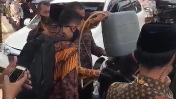 Katanya Negara Maju, Tapi Mobil Pejabatnya Kehabisan Bensin terus Diisi Pakai Jerigen 