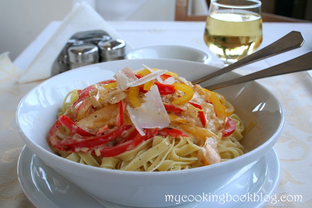 Талятеле (Tagliatelle) с цветни чушки, сметана и чесън