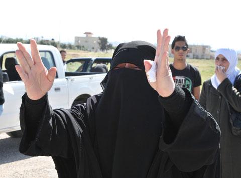 ثورة سوريا (( صور  مضحكة )) Reuters_syria_mourner_26apr11_480